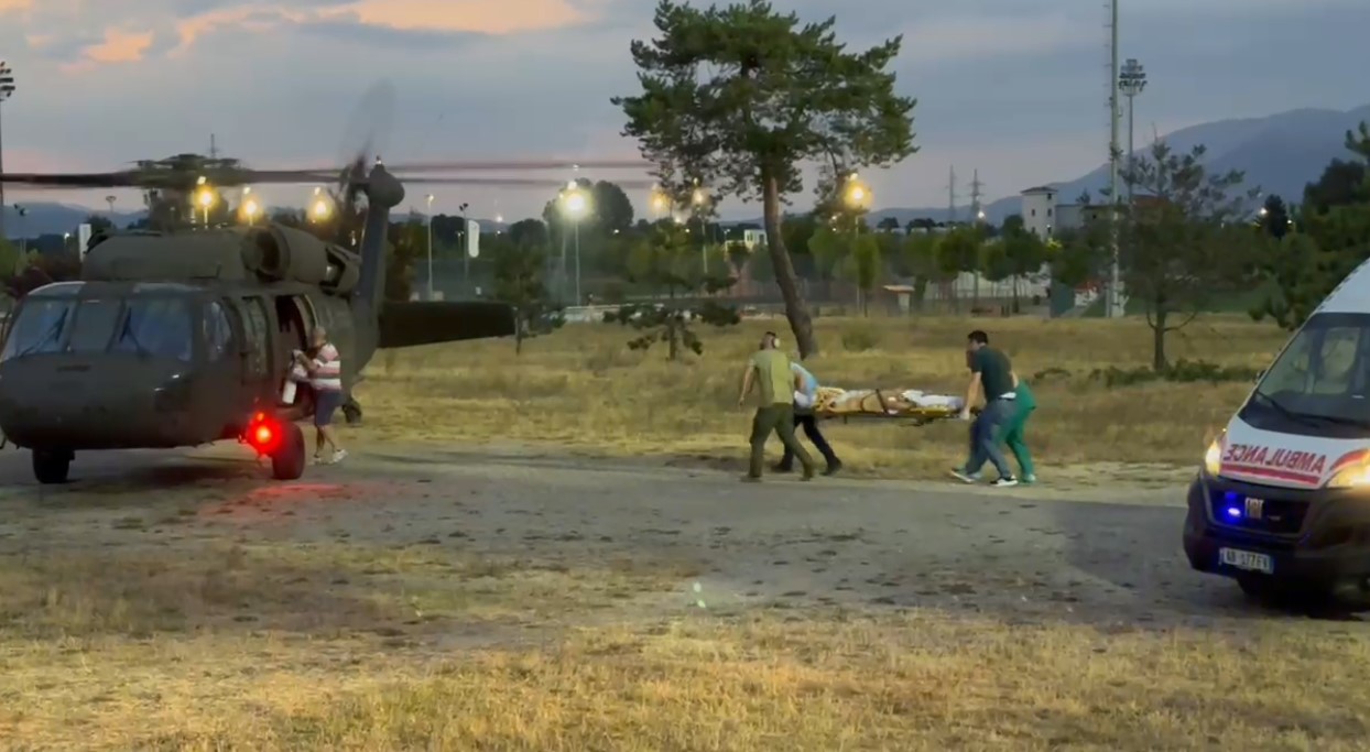 Përmbyset makina, drejtuesi transportohet me helikopter te Trauma në Tiranë