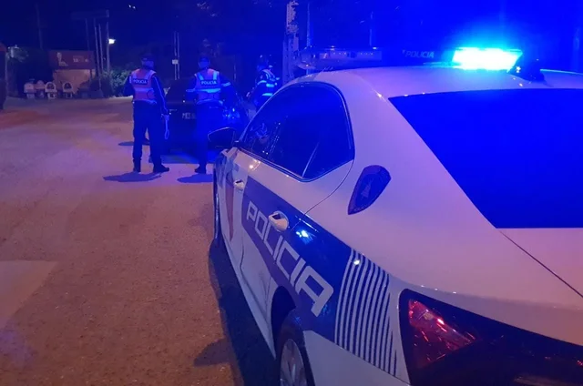 Aksident i rëndë në vend/ Makina përplas motorin, një i plagosur
