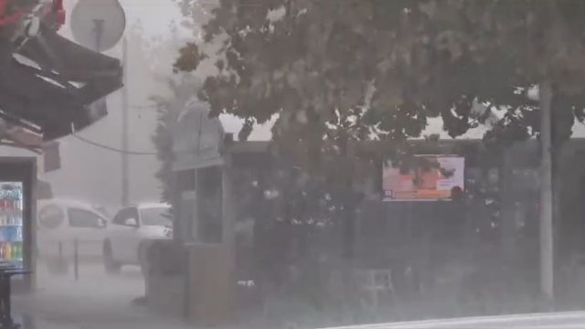 Stuhi të forta ere dhe shiu godasin vendin tonë/ Kapriçot e motit edhe në Shqipëri (Video)