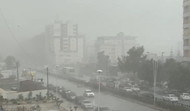 Vlora mes stuhisë dhe reshjeve, largohen turistët me vrap nga plazhet (Video)