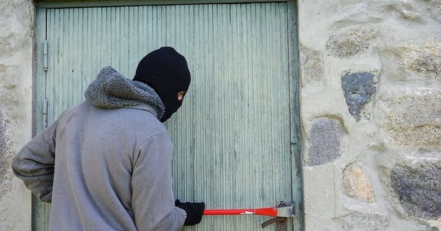 I vjedhin 1 milion euro në shtëpi teksa ishte me pushime, e kishte lënë çelësat e banesës në kutinë postare