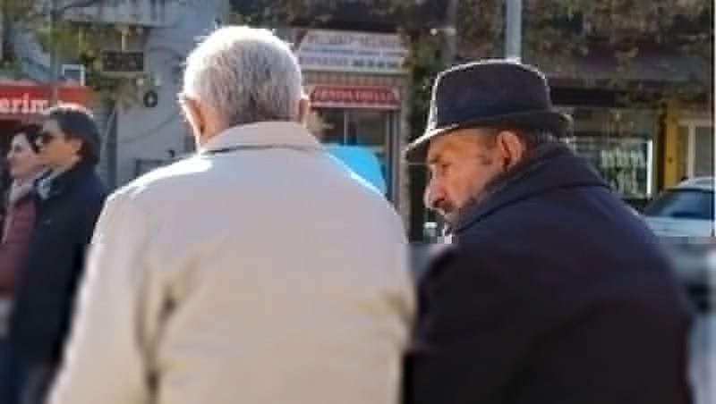 Si bëhet transferimi i pensionit në bankë! Përfituesit duhet të plotësojnë një deklaratë