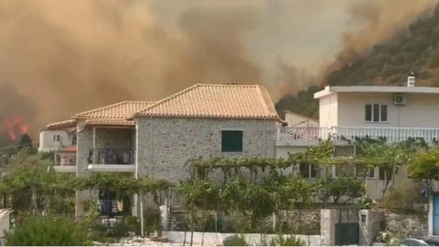Zjarri zbret në qytet, flakët rrethojnë lagjen Kasapaj në Delvinë, rrezikohen depozitat e gazit