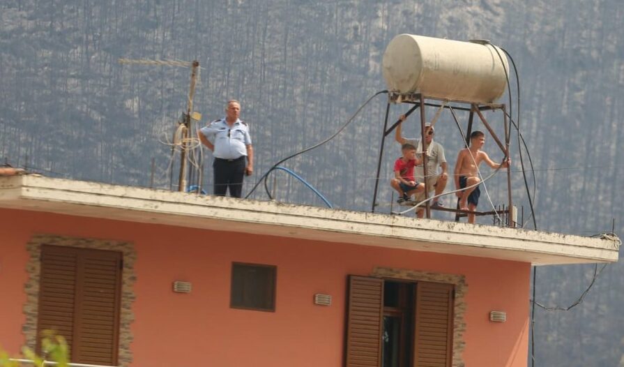 Foto sa për mijëra fjalë/ Delvina po kthehet në tokë të shkretë, zona bëhet shkrumb e hi. Banorët dhe emergjencat civile në dorë të Perëndisë! (Video)