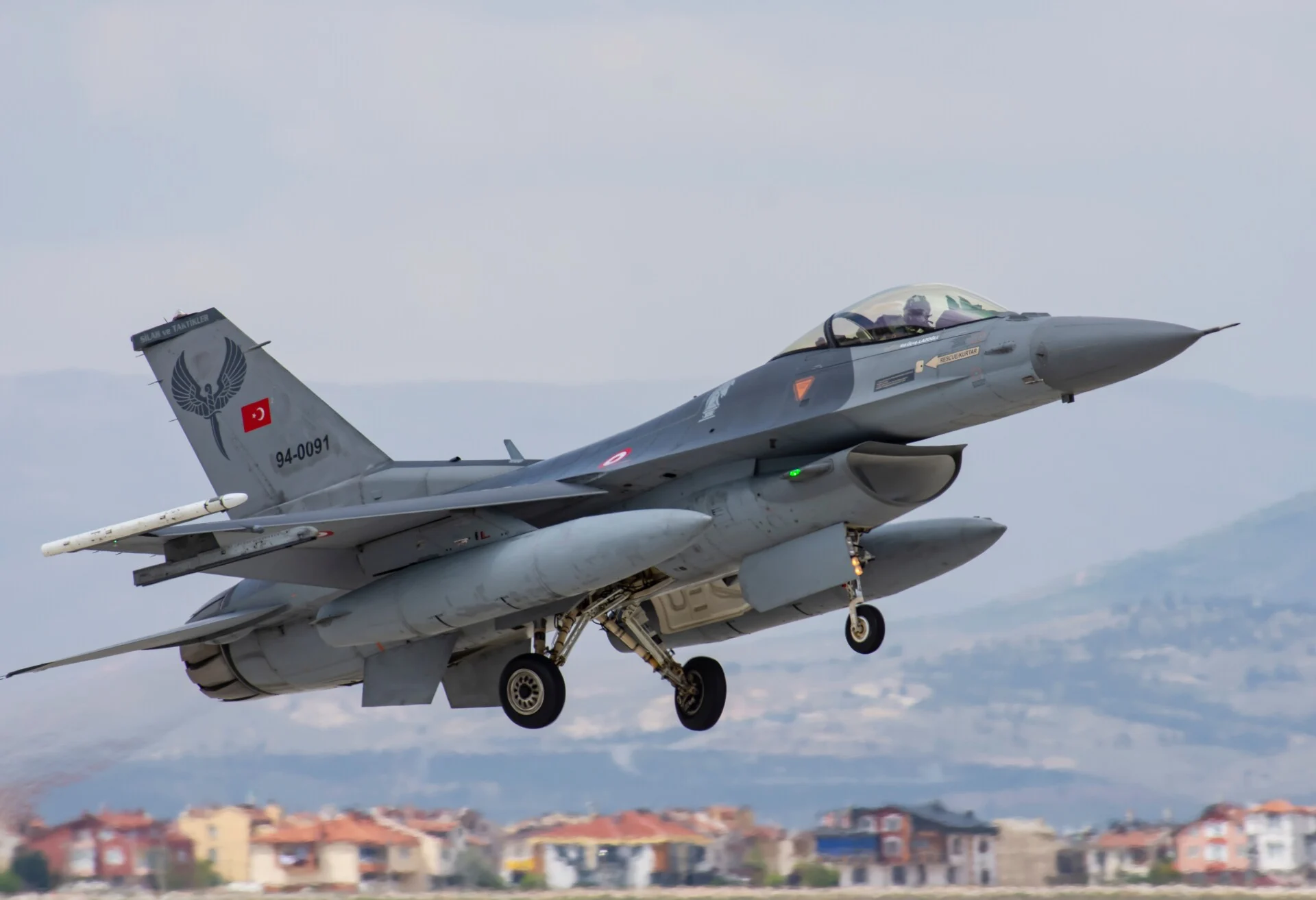 Avionët ushtarakë turq shkelin hapësirën ajrore greke, Athina: Po na provokojnë