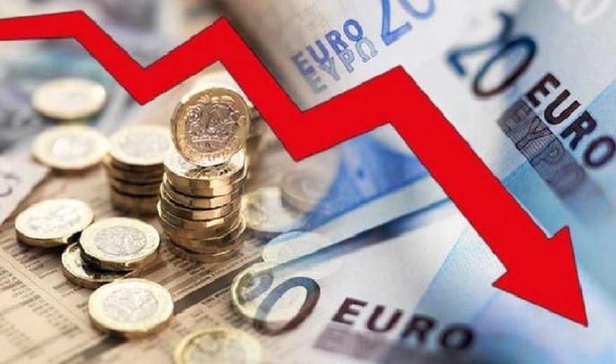 Euro prek fundin, bie në minimumin historik