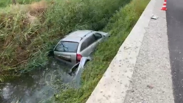 Përplasen dy makina, njëra përfundon në kanal, 2 persona të plagosur