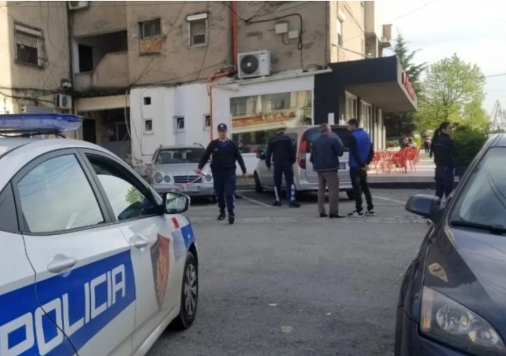 Konflikt në rrugë, 25-vjeçari plagos me sende të forta një person