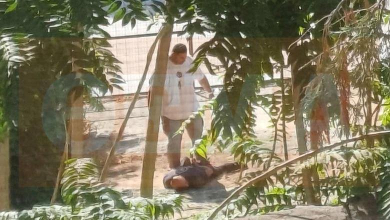 FOTO-LAJM/ I shtrirë në tokë dhe me pranga në duar, ja momenti i arrestimit të shqiptarit që vrau gruan në Greqi