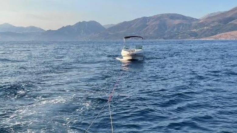 Të bllokuar në mes të detit/ Mjeti i tyre lundrues pësoi defekt, kapiteneria e portit i vjen në ndihmë turistëve