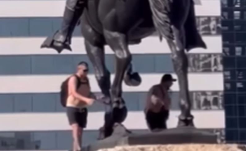 Turpëruese/ Turistët bëjnë veprime të papërshtatshme ndaj bustit të heroit kombëtar në Tiranë