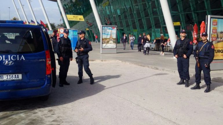 Me rrezikshmëri të lartë shoqërore, 20 vjeçari belg kapet në Rinas! Komplot, plagosje e p*rnografi, ja për çfarë akuzohet