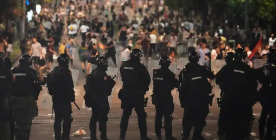 “Destabilizimi do të ndikojë në Shqipëri dhe Kosovë”/ Paralajmëron eskperti: Serbia në prag të luftës civile