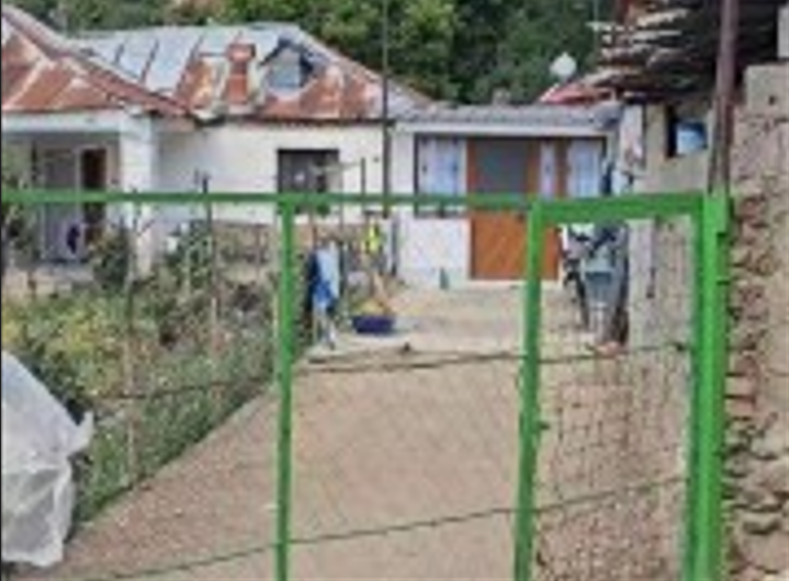 Goditi me thikë në zemër bashkëmoshatarin Erald Xhejo, familjarët e 14-vjeçarit “braktisin” banesën nga frika! Babai e xhaxhai i autorit të krimit pas hekurave