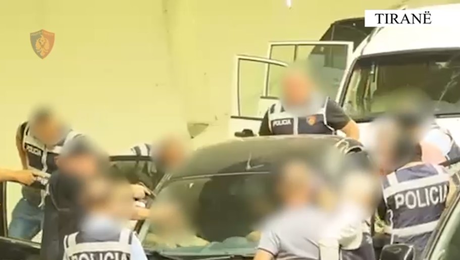 Policia rrethon dhe arreston të riun me 2 kallashnikovë në tunelin e Murrizit