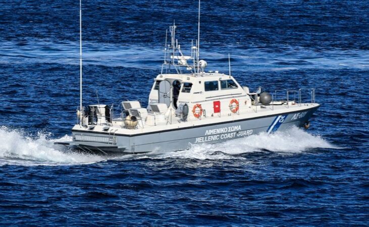 Arratisje spektakolare duke u hedhur në det me pranga, arrestohen katër oficerë policie