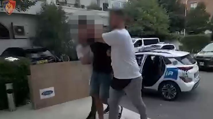 Mashtronte qytetarë duke përdorur identitet të rremë për t’iu zhvatur para, arrestohet 21-vjeçari! U kap duke i marrë shumën e lekëve një 26-vjeçareje