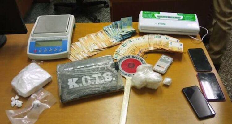 Operacion i suksesshëm/ Dy shqiptarë arrestohen me 15 kg kokainë dhe 100 mijë euro në duar