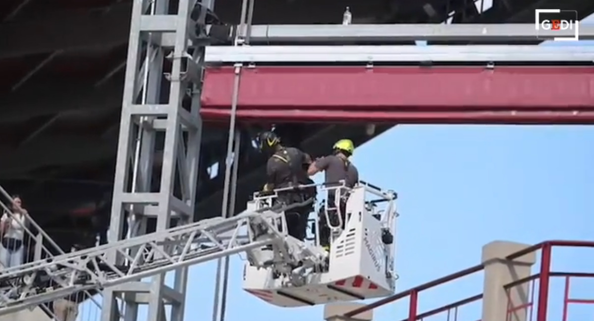 Shmanget tragjedia në stadiumin e Torinos, personi me litar në qafë hidhet nga 15 metra por shpëtohet nga zjarrfikësit (Video)