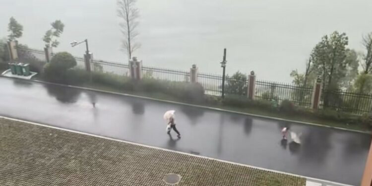 Ngjarje që shokon/ Babai braktis fëmijën në mëshirë të stuhisë për të shpëtuar veten (Video)