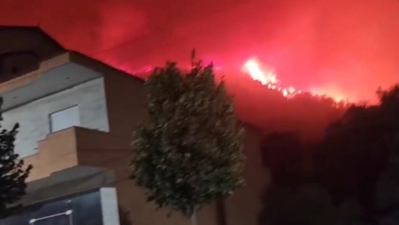 Zjarri i afrohet puseve të naftës dhe spitalit në Delvinë, banorët të alarmuar: Po dalim me mbathje rrugëve