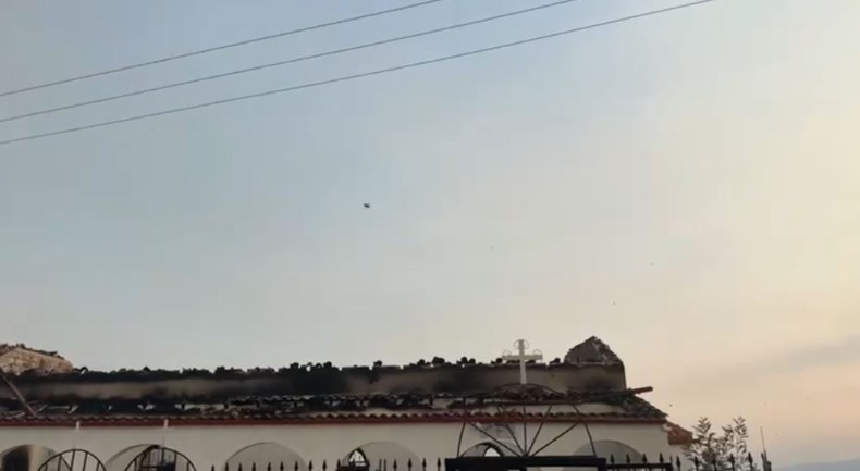 Delvinë/ Zjarri djeg edhe kosheret, bletët ‘pushtojnë’ fshatin