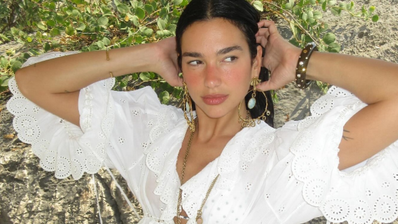 Nis festimet për ditëlindjen e 30, Dua Lipa mahnit me fustanin provokues e s*ksi