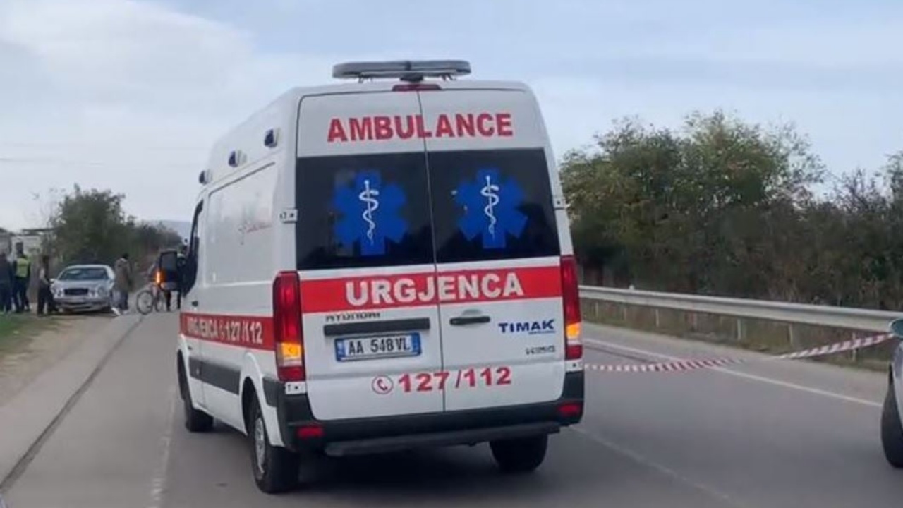 Aksident në aksin “Shkodër-Velipojë”! Makina del nga rruga dhe përplaset, 3 persona…