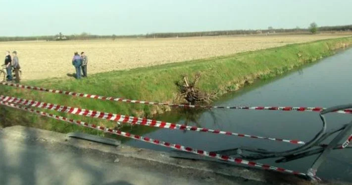 E rëndë/ Makina përplaset me skuterin, raportohet për tre viktima, çifti me motor mbytet në kanalin pranë rrugës