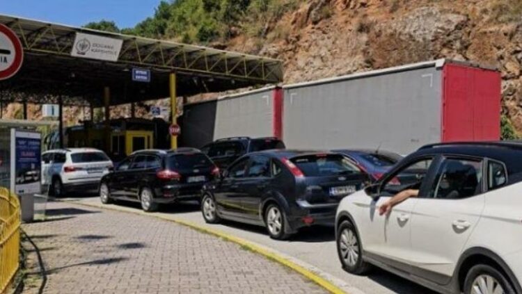 Mijëra udhëtarë në lëvizje, ja pikat kufitare me fluks të paprecedentë