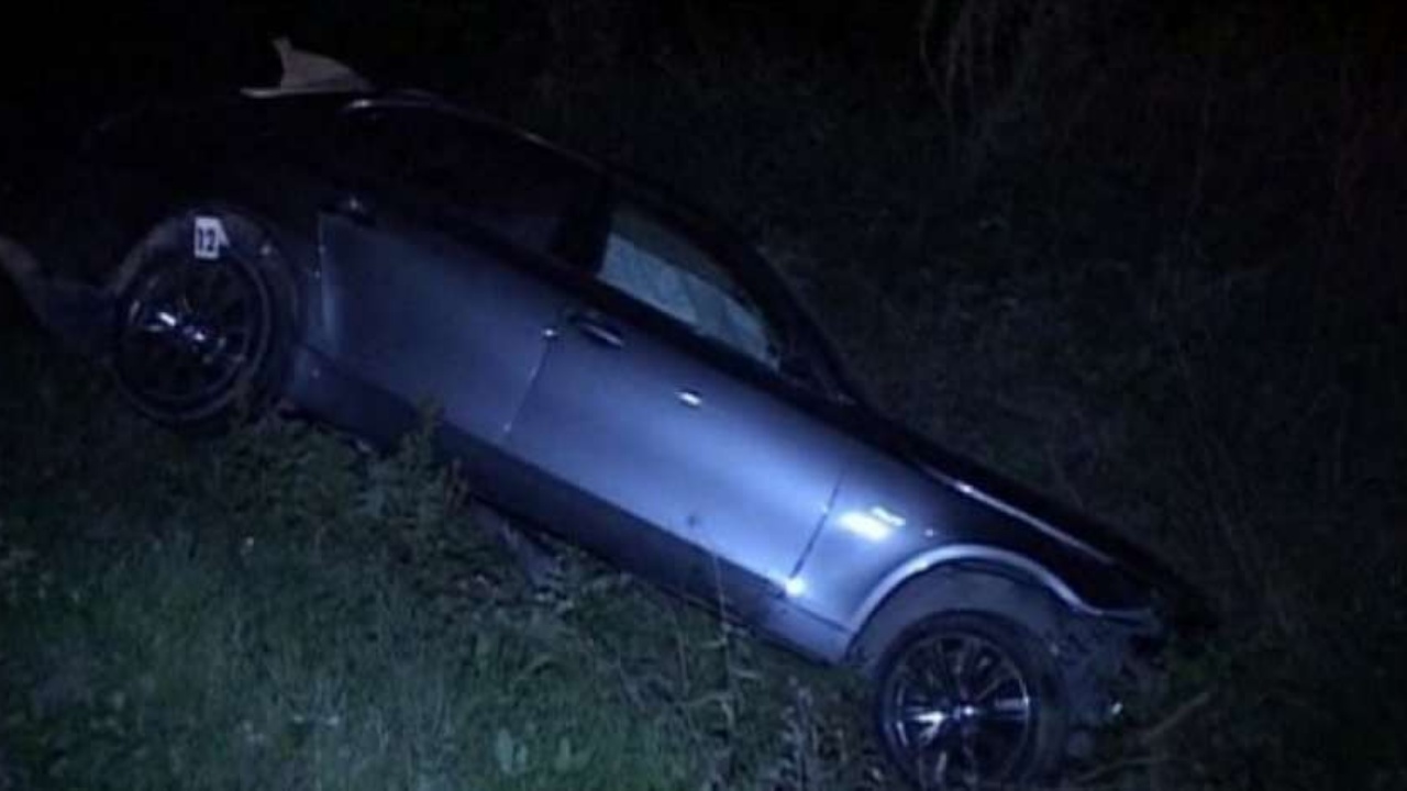 Përplasen dy automjete në aksin Levan-Fier, njëra prej tyre përfundon në kanal