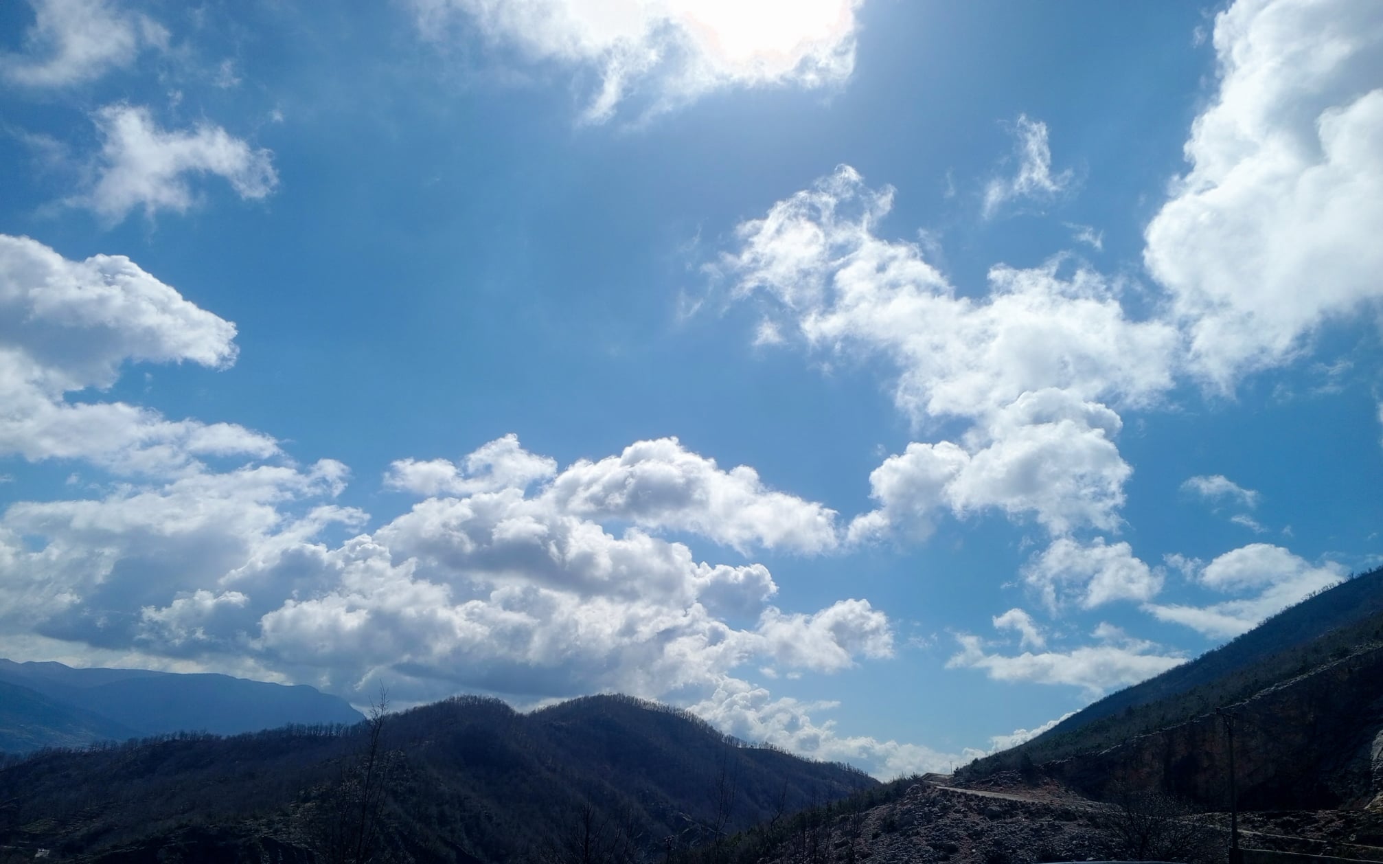 Temperatura të larta, por rikthehen reshjet e shiu! Ja sa do të shënojë termometri ditën e sotme