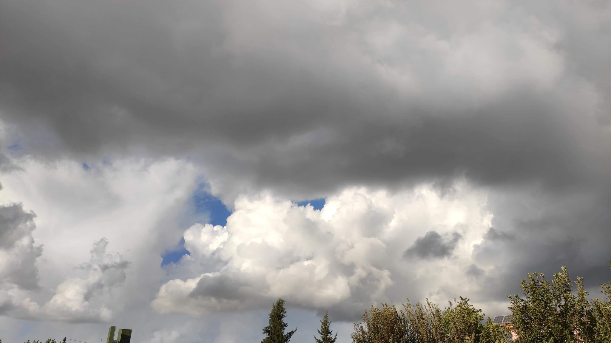 Moti i kthjellët me reshje të pakta në zonat malore! Ja parashikimi për sot dhe sa do të jenë temperaturat
