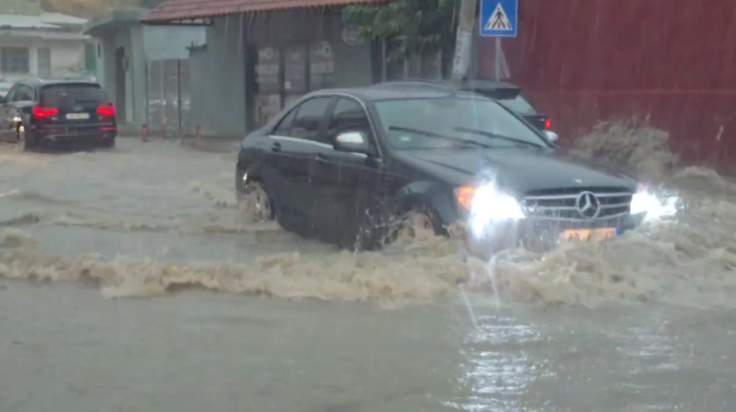Stuhia kthen në ‘Venecia’ edhe Vlorën dhe Fierin. Rrugët zhytur në ujë pas reshjeve të dendura