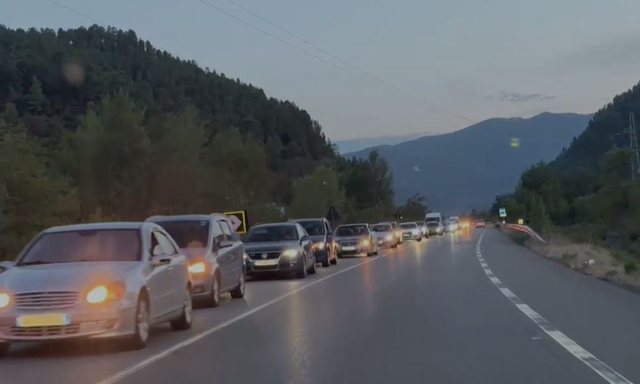 Prej 7 orësh rrugët e Velipojës dhe Shëngjinit në kaos. Shkak largimi i pushuesve kosovarë prej motit