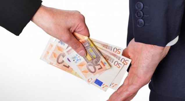 Zbardhet skema e ryshfetit/ Inspektorët i kërkuan pronarit të lokalit 1000 euro për të mos i prishur tendën! Paratë tentuan t’i fshihnin në një lokal, si ranë në kurthin e policisë