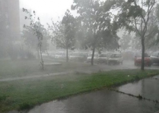 Afrohet stuhia e frikshme, meteorologu paralajmëron rrezik të madh: Larg bregdetit!