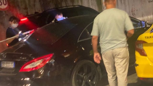 U qëllua me tek plumb teksa po lëvizte me makinë, policia në kërkim të autorëve të plagosjes së të riut në Tiranë
