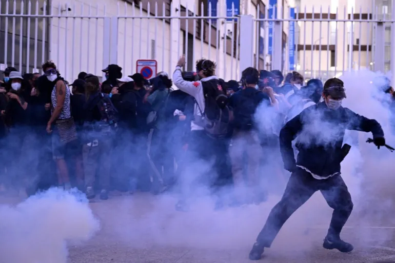 Franca në kaos, 800,000 protestues dalin në rrugë në një nga grevat më të mëdha të viteve të fundit