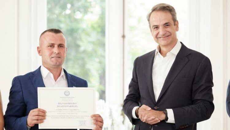 Rrezikoi jetën për të shpëtuar 2 të mitur, shqiptari në Greqi merr nënshtetësinë greke nga vetë kryeministri Mitsotakis