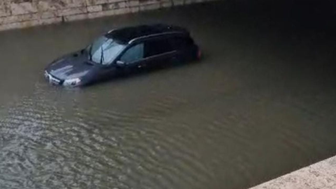 Reshjet e shiut përmbytin Durrësin, makinat mbesin të bllokuara në nënkalimin pranë portit