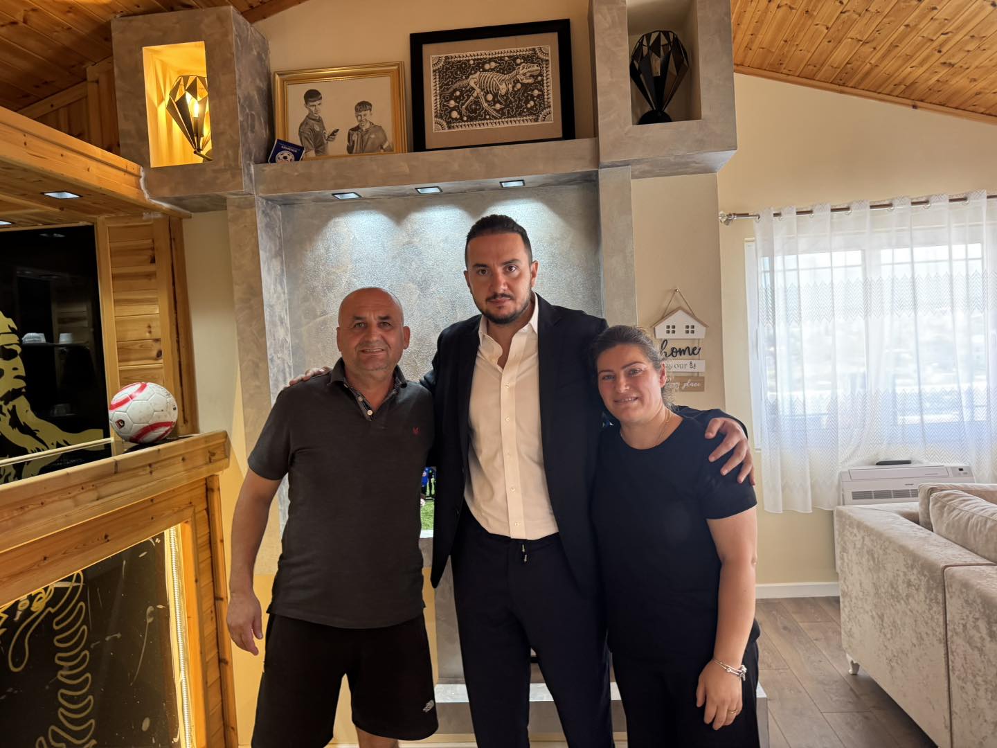 U vra nga bashkëmoshatari, Ervin Salianji takohet me prindërit e 14-vjeçarit Martin Cani: Ngjarje të tilla s’duhet të harrohen kurrë, kambanë alarmi për të gjithë ne
