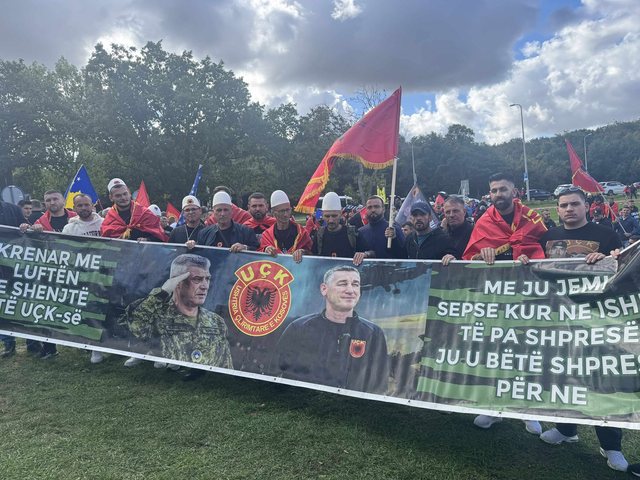Mërgimtarët dhe ish-ushtarët e UÇK-së protestojnë në Hagë, pjesëmarrje masive