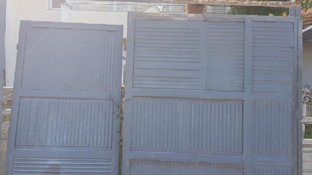 Roja humb jetën në Tiranë pasi e zuri porta e objektit ku punonte, dy të proceduar