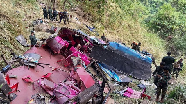 Tragjedi/ Autobusi plot me pasagjerë rrëzohet nga një shkëmb 300 metra i lartë, humbin jetën 15 persona