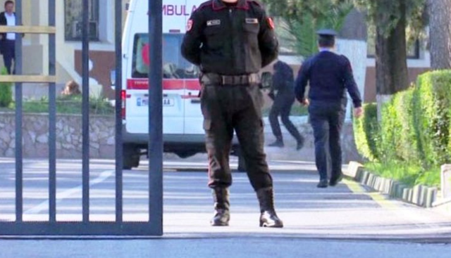 Sherr se kush do kalojë i pari me makinë, ja kush është gardisti që kërcënoi qytetarin me armën e shërbimit!