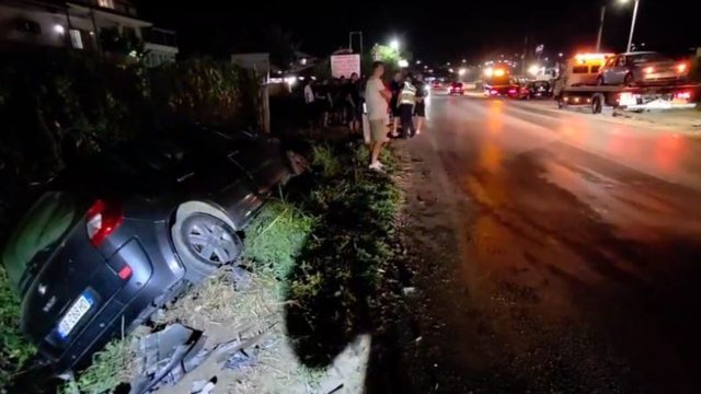 Përplasen makinat në aksin Fier-Patos, njëra përfundon në kanal, shpëton mrekullisht drejtuesi i automjetit