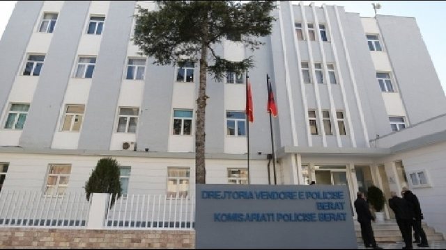 “Të mbush barkun me plumba…”/ ‘Çmendet’ polici në Berat, nxjerr armën e shërbimit dhe kërcënon kolegun e tij (Emri)