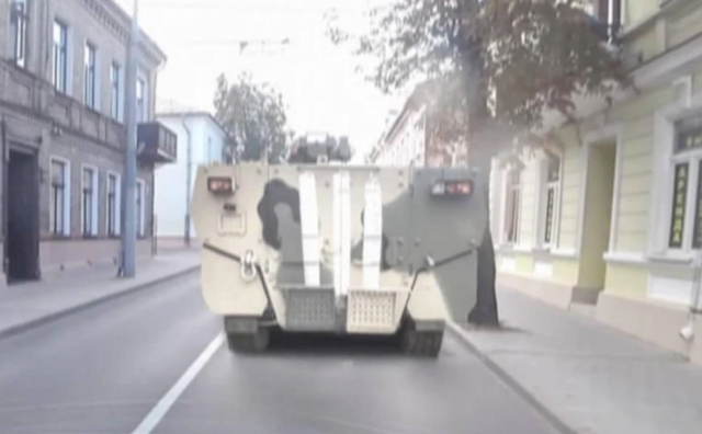 Autoblindat ushtarake ruse shfaqen në Bjellorusi pranë kufirit me Poloninë, të shenjuara me tre vija