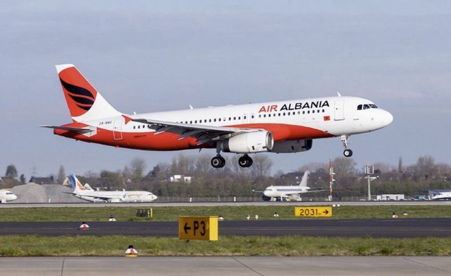 Amerikanët padisin Air Albanian në gjykatën angleze: Ndërpreu pagesën e qirasë në mars, po na mban avionin me forcë